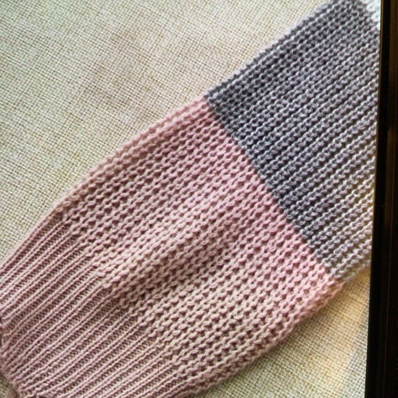 Shein vneck ripped detail colorblock sweater NWT sz small - Picture 5 of 5